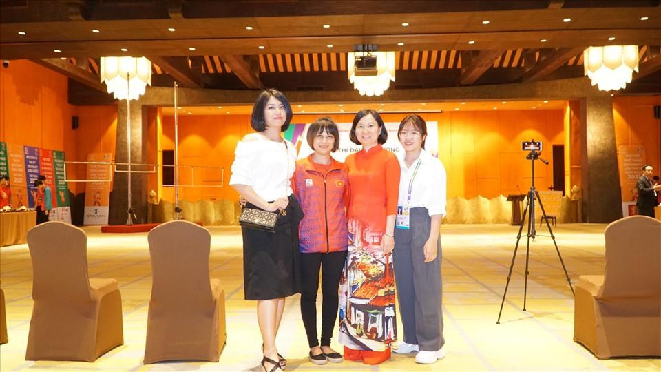 Kỳ thủ Kim Loan chụp ảnh lưu niệm cùng bạn bè sau giải đấu