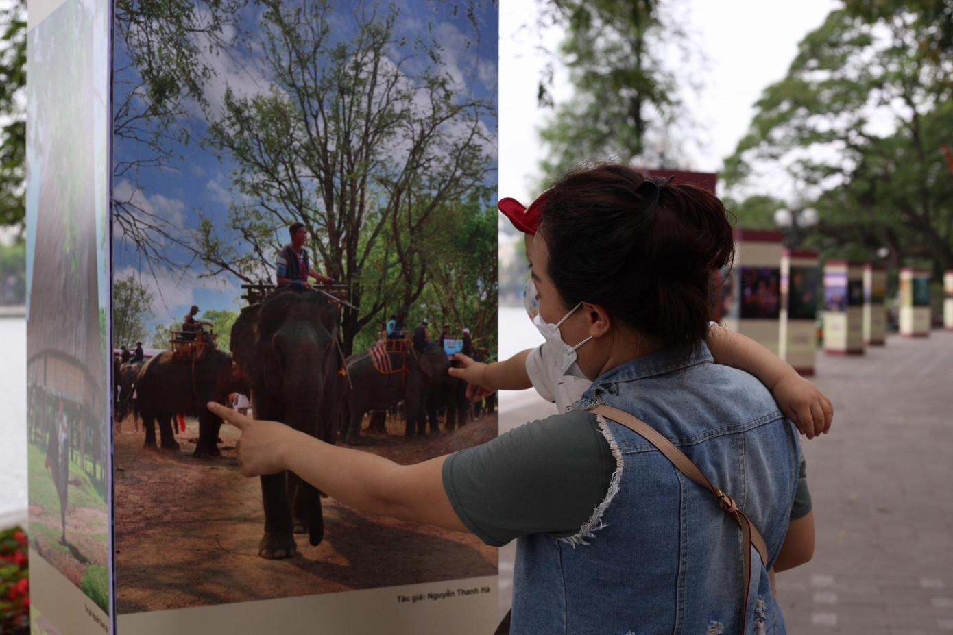 Chị Lan Anh đang cùng con chiêm ngưỡng những tác phẩm ấn tượng