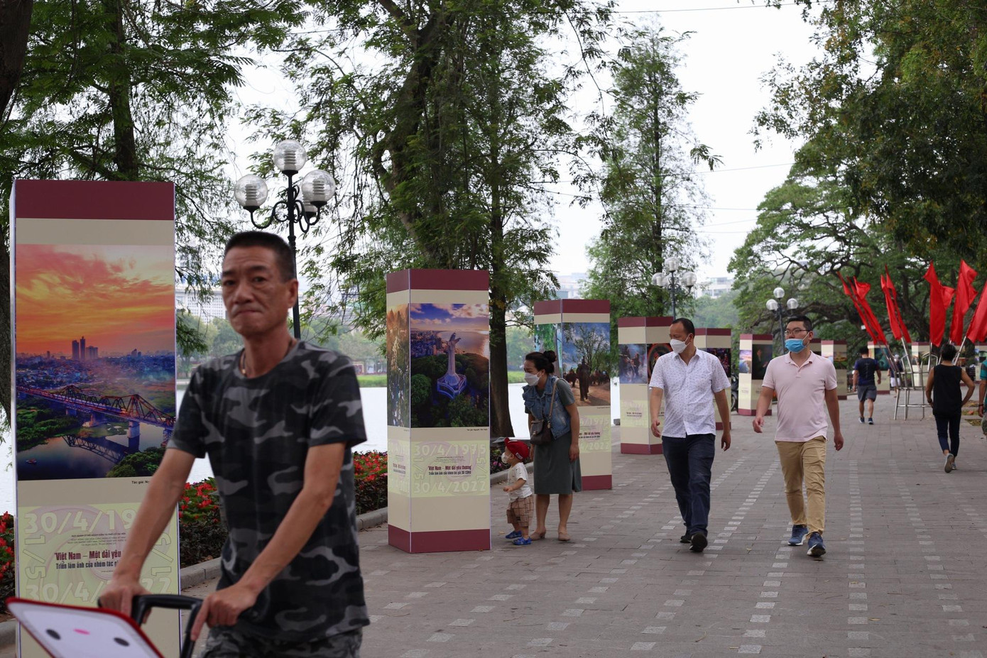 Người dân hứng thú với những nét đẹp văn hóa nhiều vùng miền tại triển lãm