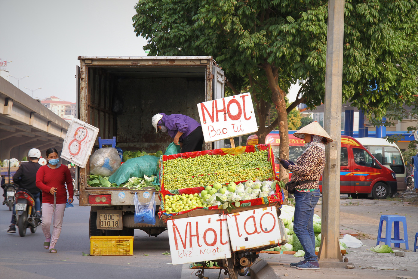 Hoa quả giá rẻ không rõ nguồn gốc bán trên phố Hà Nội vẫn hút khách ảnh 4