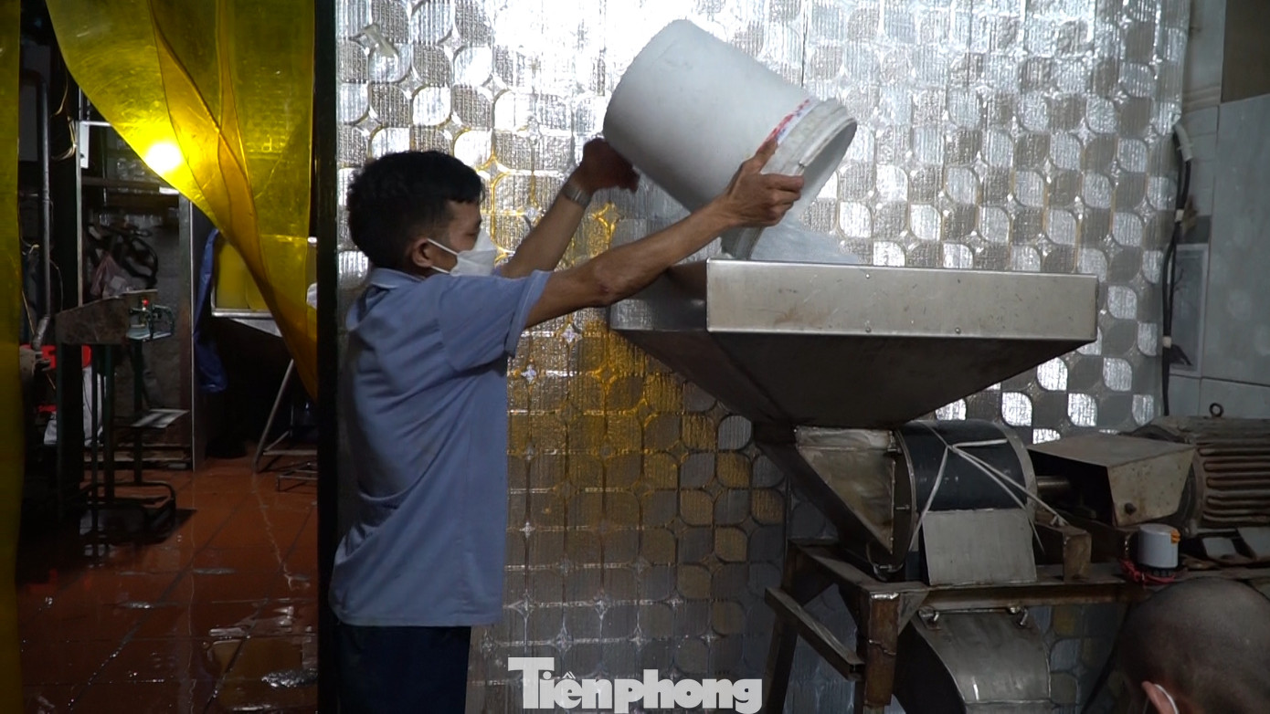 Các cơ sở sản xuất đá sạch ở Thủ đô Hà Nội phải huy động toàn bộ nhân công và thiết bị để sản xuất đá lạnh cung ứng thị trường.