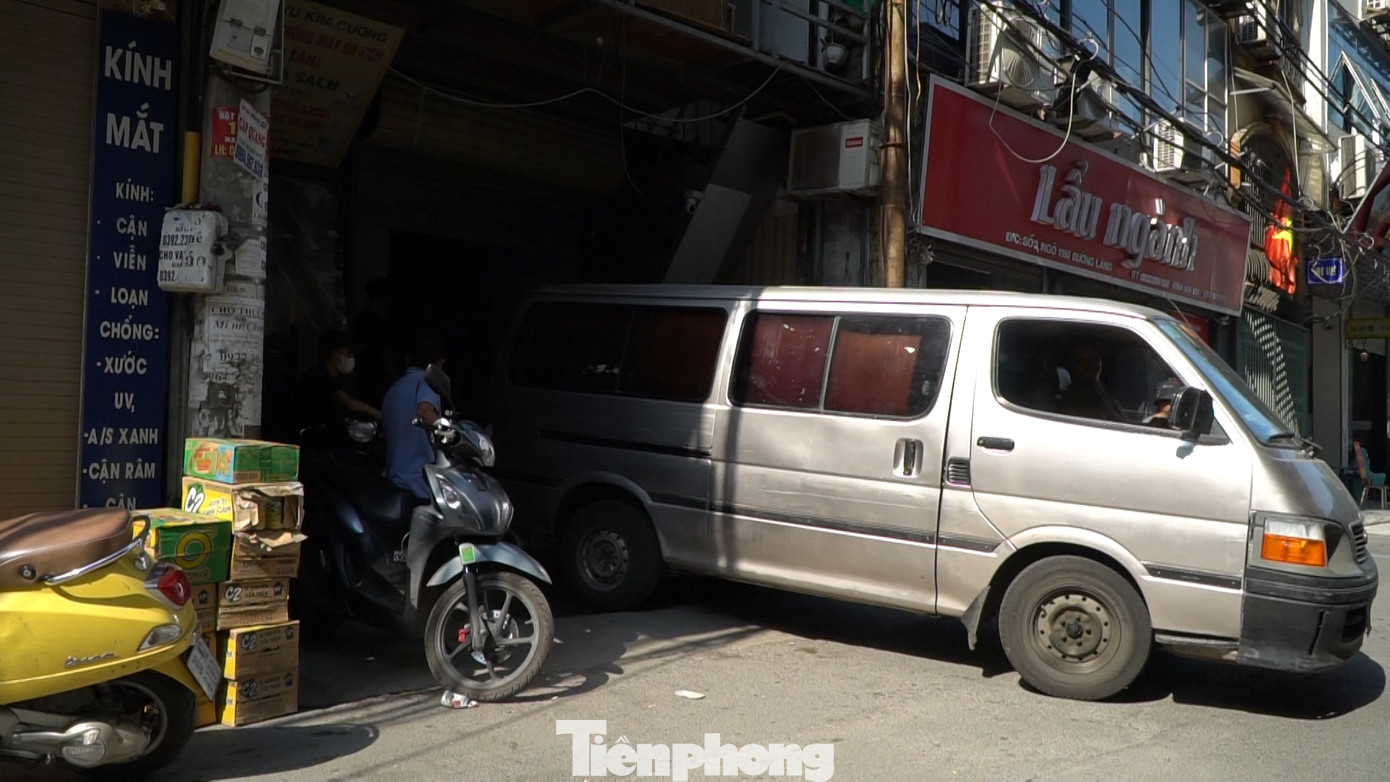 Xe vận chuyển ra vào tấp nập giữa thời tiết nắng gắt.