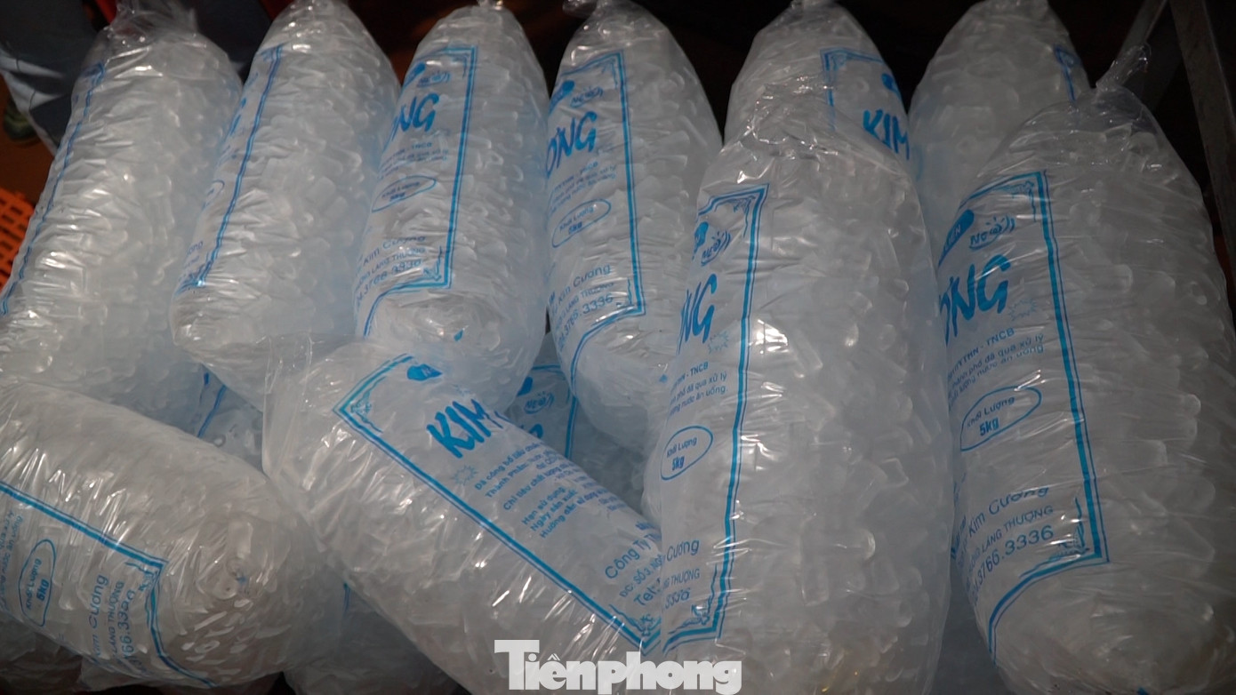 Mỗi túi đá sạch trọng lượng 5kg có giá từ 6.000 - 7.000 đồng.