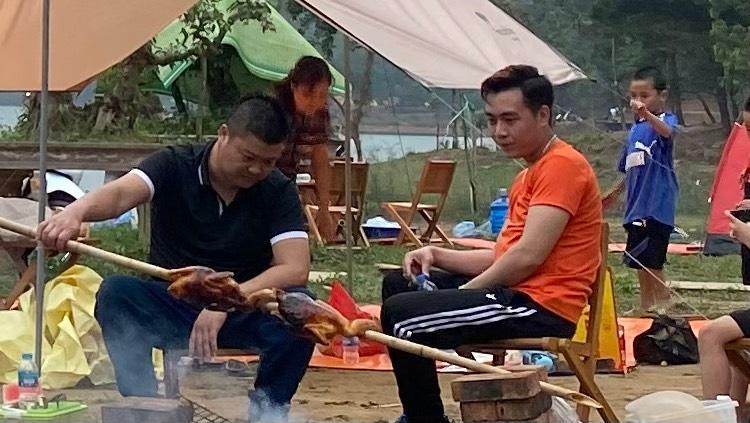 Trên các bãi có dịch vụ cho thuê lều cắm trại dao động từ 80.000 - 250.000 và bếp nướng dao động từ 60.000 - 150.000 đồng tuỳ độ lớn và số lượng người sử dụng. Ngoài ra, tại đây cũng cho thuê nhiều đồ cắm trại đi kèm khác như: gối hơi, thảm picnic, bạt che nắng, quạt tích điện,... và các dạng thuyền SUP, thuyền hơi và cần câu cá. Trên các bãi có dịch vụ cho thuê lều cắm trại dao động từ 80.000 - 250.000 và bếp nướng dao động từ 60.000 - 150.000 đồng tuỳ độ lớn và số lượng người sử dụng. Ngoài ra, tại đây cũng cho thuê nhiều đồ cắm trại đi kèm khác như: gối hơi, thảm picnic, bạt che nắng, quạt tích điện,... và các dạng thuyền SUP, thuyền hơi và cần câu cá.