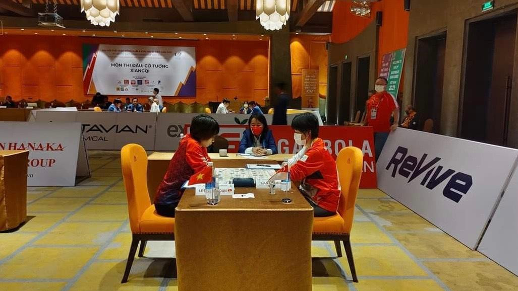 Trận đấu lịch sử giữa kỳ thủ Kim Loan và Đẳng cấp Quốc tế Đại Sự Ngô Lan Hương từ đội Cờ tướng Singapore