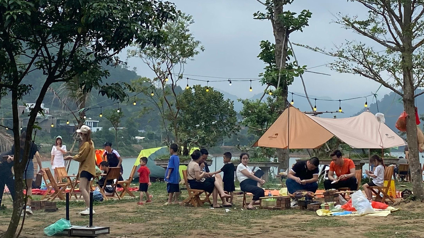 Chi phí thuê điểm cắm trại ở đây là 25.000 đồng/người/ngày, 50.000 đồng/người qua đêm, bao gồm phí dọn dẹp vệ sinh, sử dụng điện, nước và khu vực vệ sinh. Du khách có thể cân nhắc lựa chọn các bãi tự do xung quanh hồ, tuy nhiên lựa chọn này sẽ gặp khó khăn vì tại đây chưa có nhà vệ sinh công cộng và một số tiện ích đi kèm. Chi phí thuê điểm cắm trại ở đây là 25.000 đồng/người/ngày, 50.000 đồng/người qua đêm, bao gồm phí dọn dẹp vệ sinh, sử dụng điện, nước và khu vực vệ sinh. Du khách có thể cân nhắc lựa chọn các bãi tự do xung quanh hồ, tuy nhiên lựa chọn này sẽ gặp khó khăn vì tại đây chưa có nhà vệ sinh công cộng và một số tiện ích đi kèm.