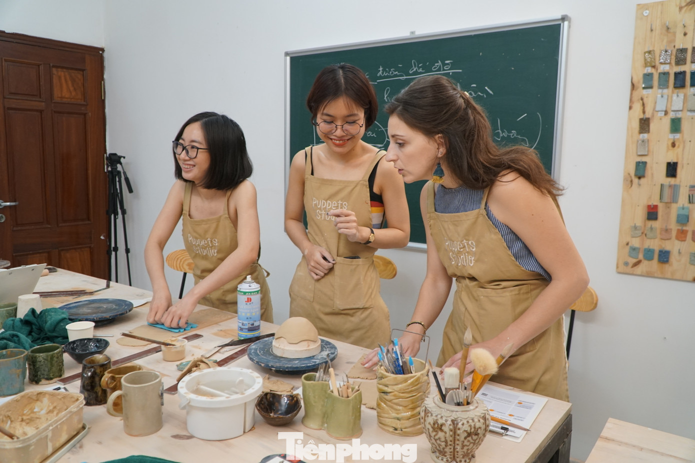 Dịp cuối tuần có rất nhiều bạn trẻ lựa chọn các lớp học làm gốm để thư giãn.