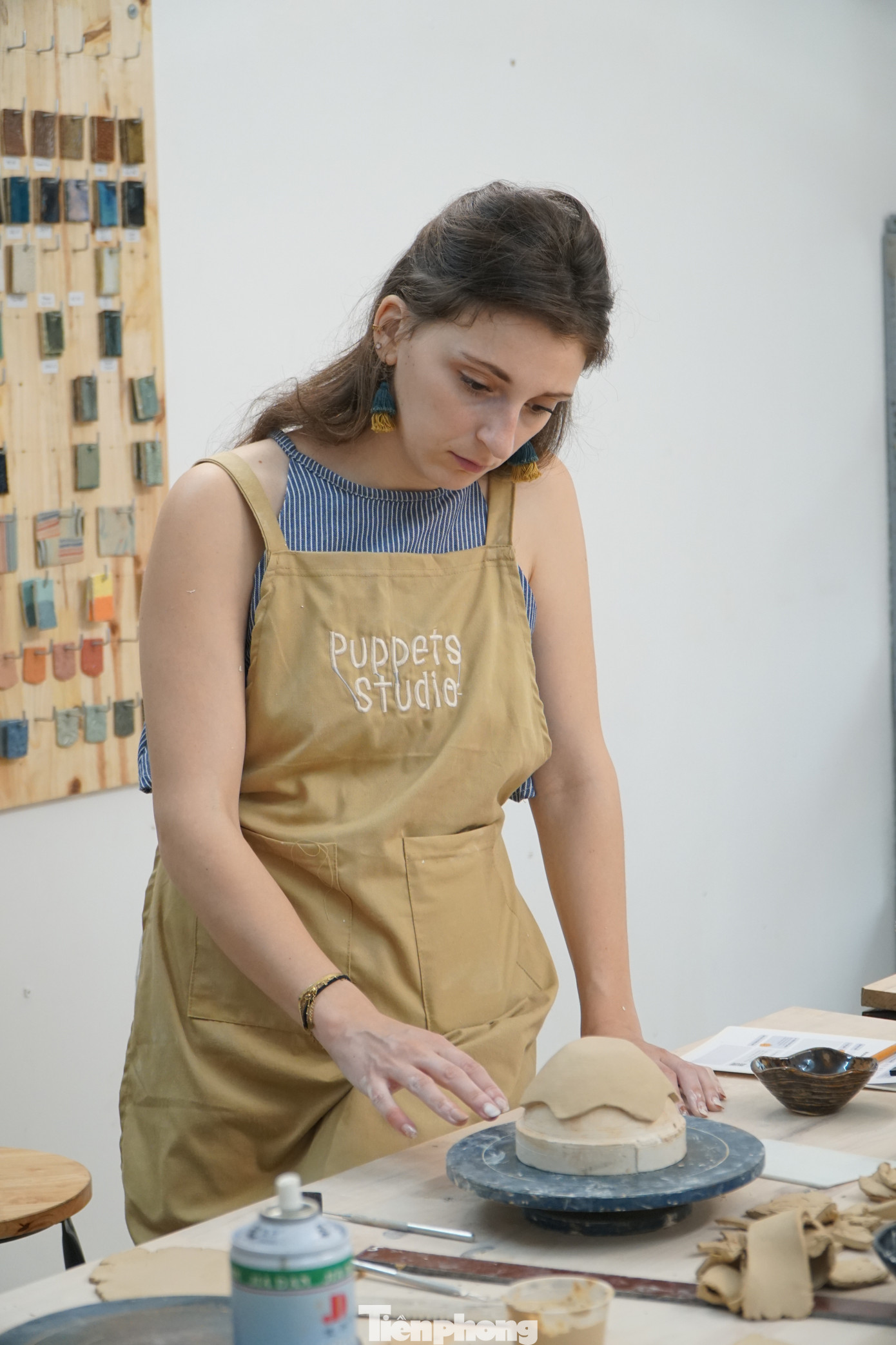 Các workshop làm đồ thủ công mỹ nghệ không chỉ thu hút các bạn trẻ mà còn hấp dẫn cả du khách quốc tế đến trải nghiệm.