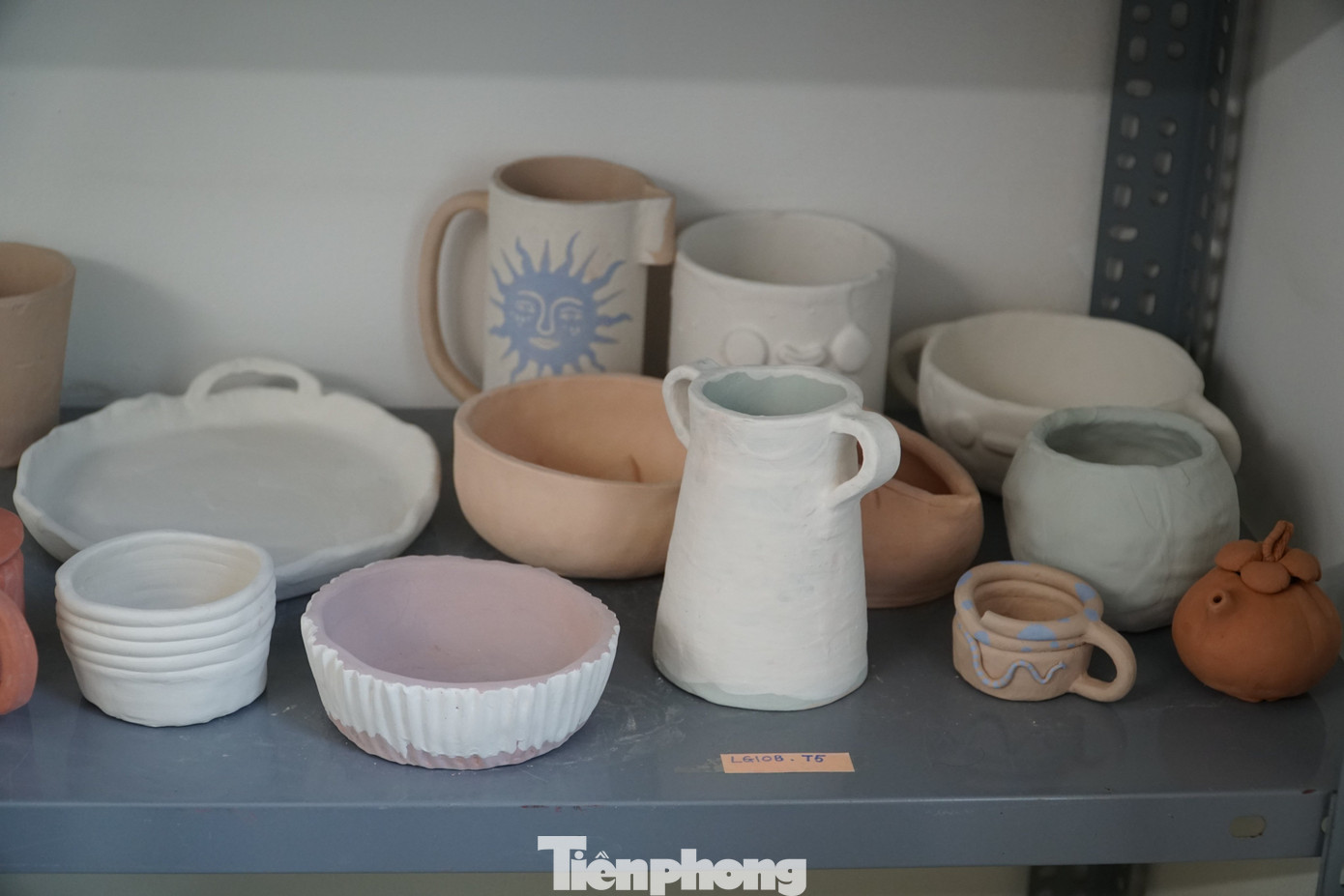 Sau khi hoàn thành, sản phẩm sẽ đc để khô tự nhiên từ 3-5 ngày, sau đó sơ nung, làm men và nung men.