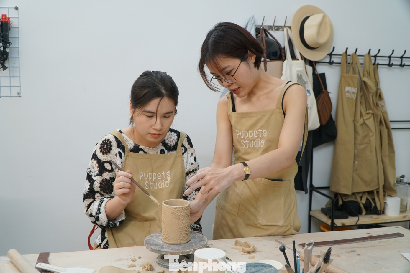 Khi đến trải nghiệm làm gốm, người tham gia sẽ được hướng dẫn các kỹ thuật cơ bản để sáng tạo tác phẩm của mình.