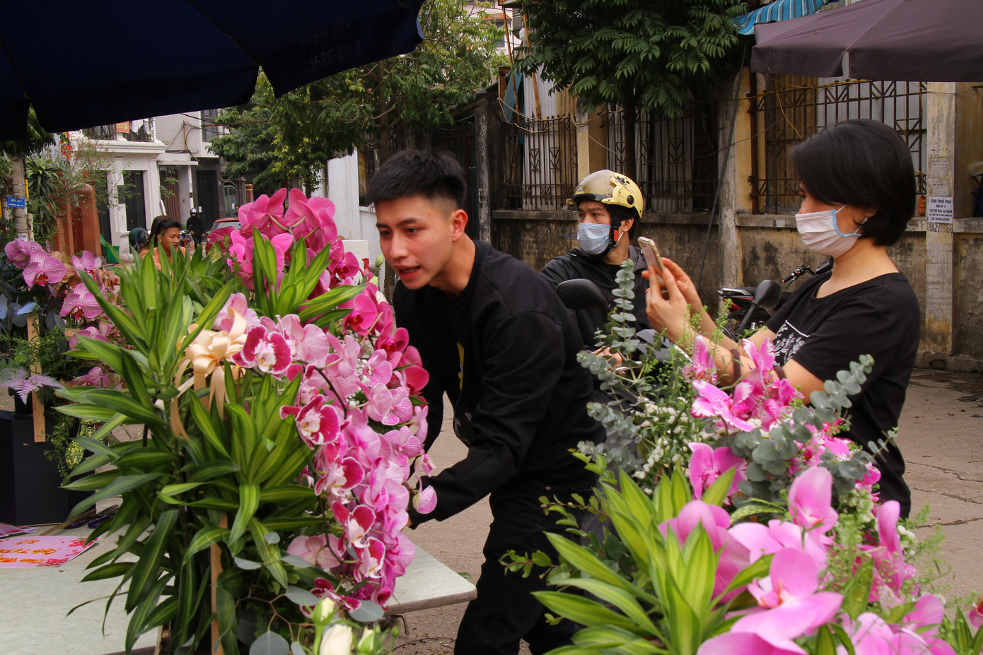 Giá hoa tăng vọt trước ngày 8/3, chủ hàng thuê thêm người chốt đơn online ảnh 9