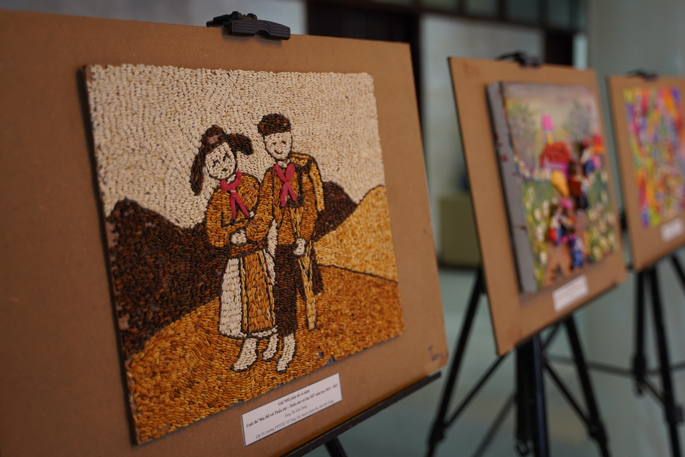 Bức tranh của em Sùng Thị Kim Dung (lớp 5A, Trường Phổ thông dân tộc bán trú tiểu học Tùng Vài, tỉnh Hà Giang) sử dụng cách trình bày sáng tạo từ nguyên liệu tự nhiên là hạt gạo.