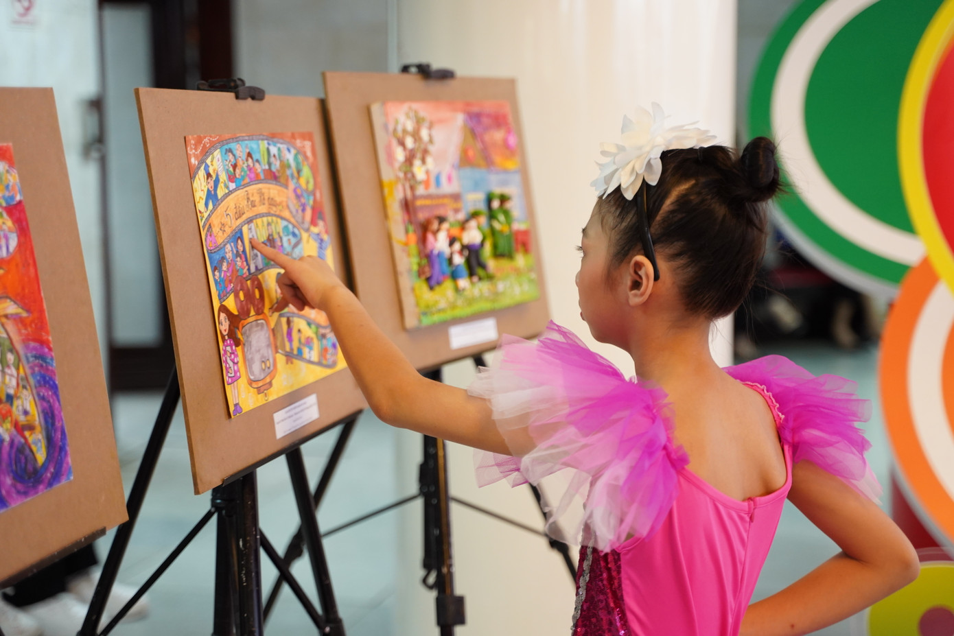 Mỗi tác phẩm mang tính cá nhân nhưng đều thể hiện được ý nghĩa quan trọng đó là tình yêu và lòng biết ơn đối với Bác Hồ. Nhiều bức tranh được đầu tư kỹ lưỡng và bộc lộ được tài năng hội họa của các "họa sĩ nhí".