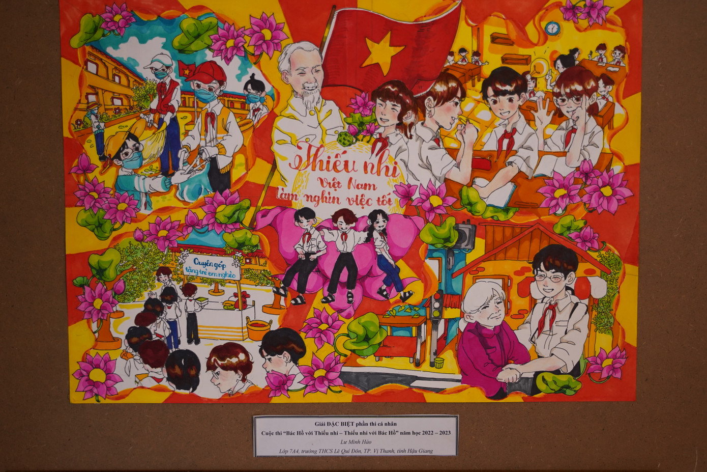 Bức tranh đạt giải Đặc Biệt phần thi cá nhân của em Lư Minh Hảo (Lớp 7A4, Trường THCS Lê Quý Đôn, tỉnh Hậu Giang). Bức ảnh thể hiện những hành động của các em học sinh làm theo 5 điều Bác Hồ dạy.