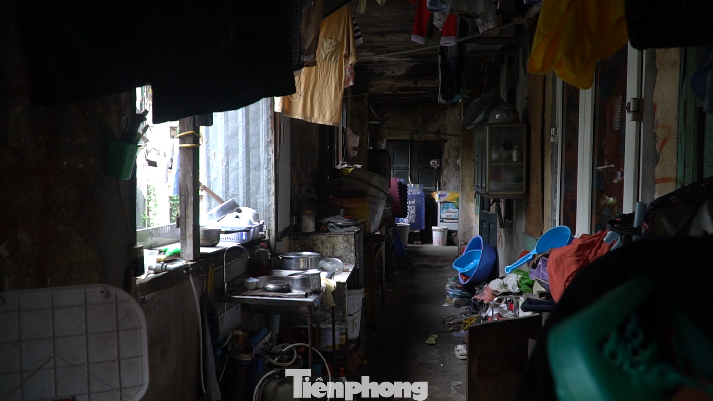 Hành lang "không lối thoát" được các cư dân tận dụng cho mọi nhu cầu sinh hoạt. Hành lang "không lối thoát" được các cư dân tận dụng cho mọi nhu cầu sinh hoạt.