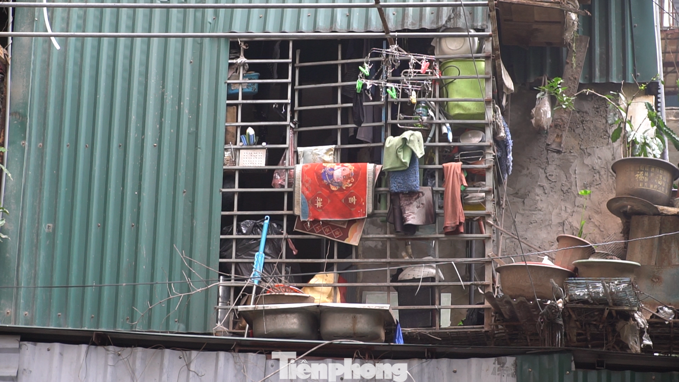 Điều kiện sống không đảm bảo, song đến nay khu tập thể vẫn chưa được tu sửa, cải tạo. Điều kiện sống không đảm bảo, song đến nay khu tập thể vẫn chưa được tu sửa, cải tạo.