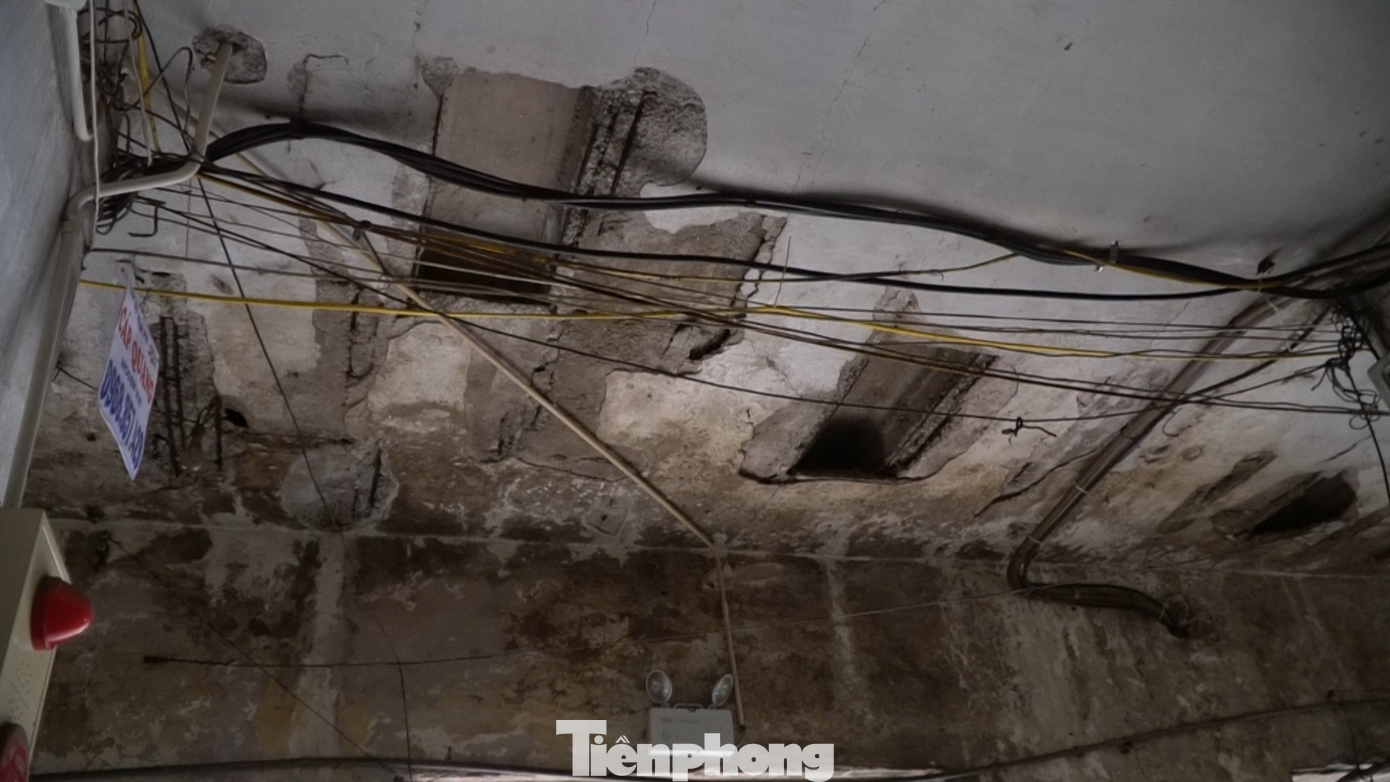 Trần bong tróc được "ngụy trang" dưới hệ thống dây điện chằng chịt. Trần bong tróc được "ngụy trang" dưới hệ thống dây điện chằng chịt.