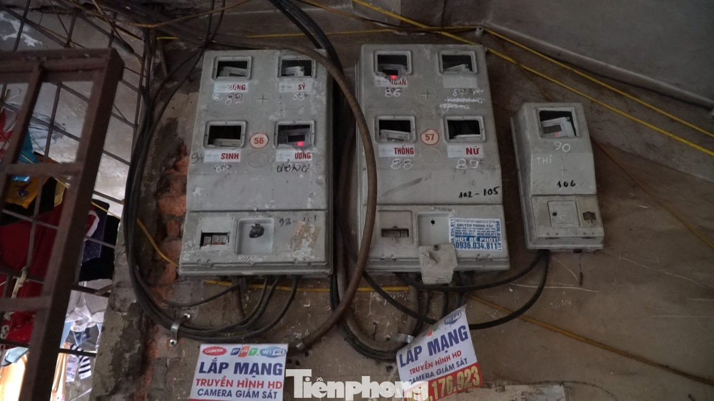 Những hộp công tơ điện "đi cùng năm tháng" tiềm ẩn nguy cơ cháy, nổ. Đặc biệt trong thời điểm mùa hè nắng nóng sắp đến. Những hộp công tơ điện "đi cùng năm tháng" tiềm ẩn nguy cơ cháy, nổ. Đặc biệt trong thời điểm mùa hè nắng nóng sắp đến.