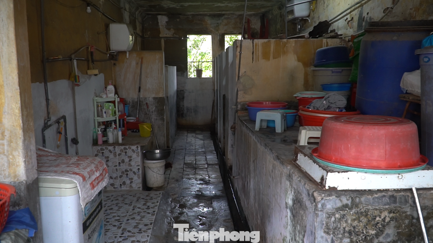 Khu vực nhà vệ sinh chung ẩm thấp, lối đi lại trơn trượt. Khu vực nhà vệ sinh chung ẩm thấp, lối đi lại trơn trượt.
