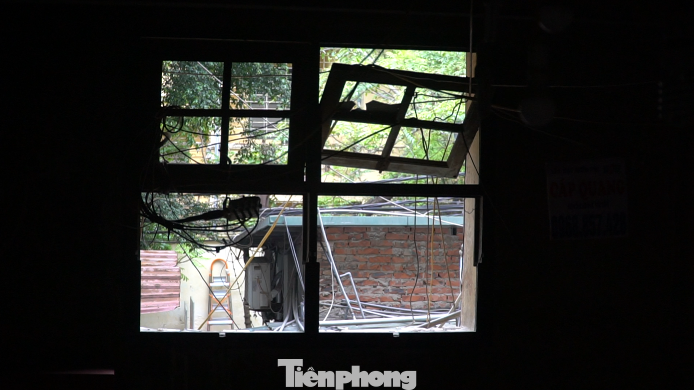 Những khung cửa sổ đã mục nát từ nhiều năm nay. Những khung cửa sổ đã mục nát từ nhiều năm nay.