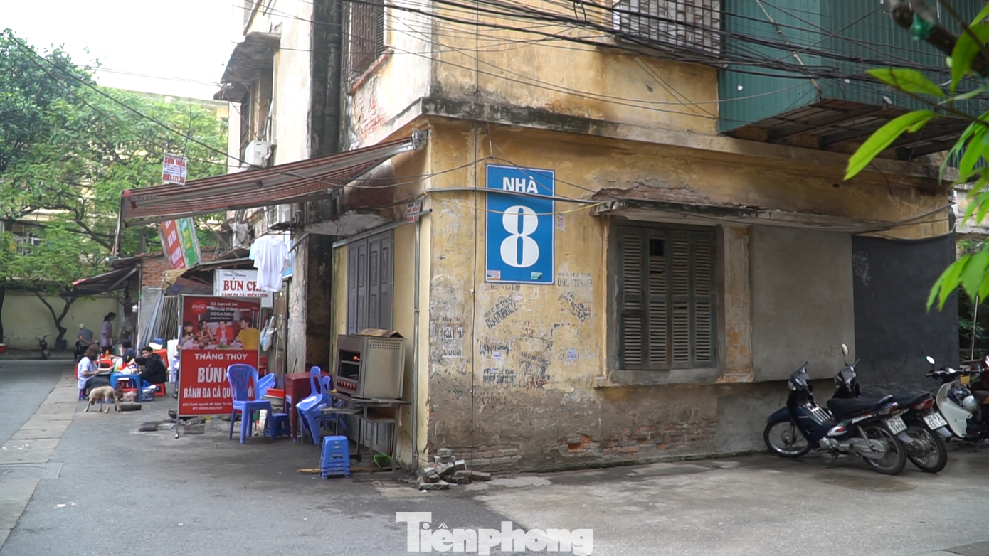 Dãy nhà 8 thuộc khu tập thể được xây dựng trong khoảng những năm 1958 - 1960. Dãy nhà 8 thuộc khu tập thể được xây dựng trong khoảng những năm 1958 - 1960.