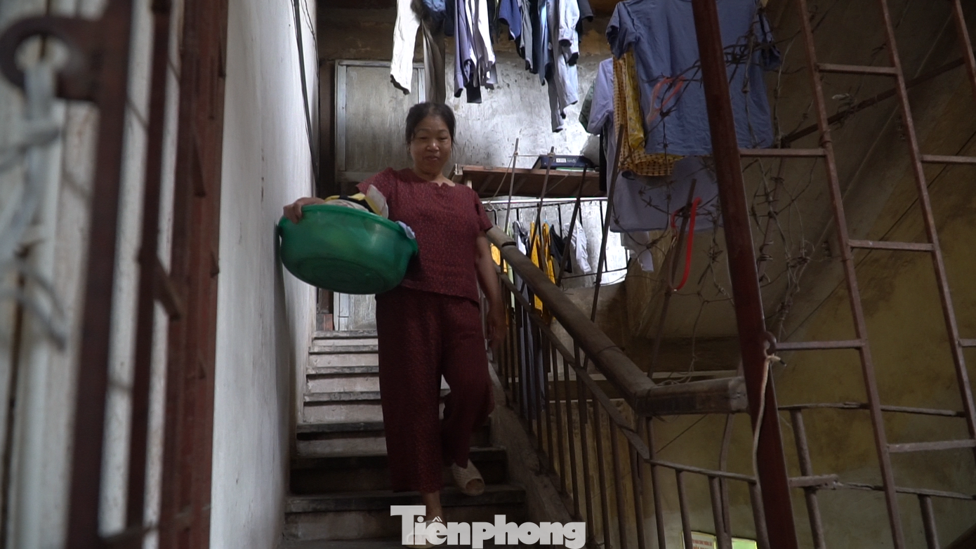 Khu vực cầu thang luôn trong tình trạng tăm tối, nhếch nhác. Khu vực cầu thang luôn trong tình trạng tăm tối, nhếch nhác.