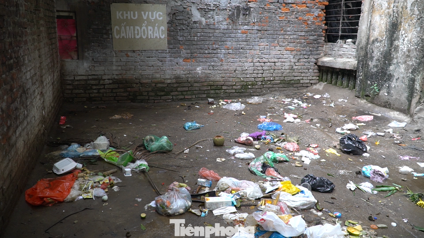 Rác thải ngổn ngang ngay trước cửa, tường bong tróc trơ gạch. Rác thải ngổn ngang ngay trước cửa, tường bong tróc trơ gạch.