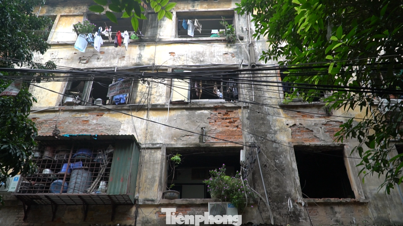 Hiện còn hàng chục hộ dân đang sinh sống tại đây. Hiện còn hàng chục hộ dân đang sinh sống tại đây.