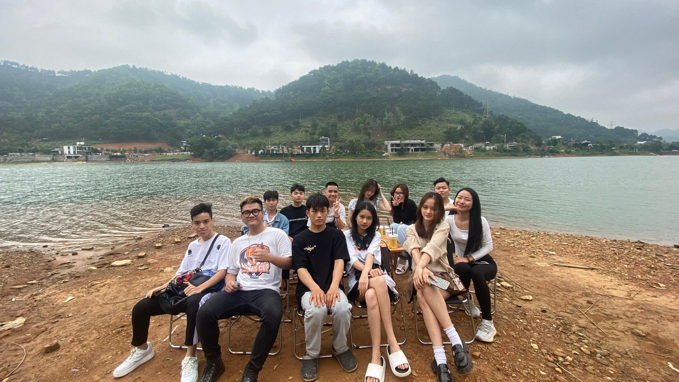 Tới Hồ Đồng Đò dịp cuối tuần này, bạn Ngọc Ánh, thuộc nhóm sinh viên Trường Đại học Phương Đông cho biết: “Ở đây không khí trong lành, mát mẻ, tới đây nghỉ ngơi giúp bọn em giải toả căng thẳng sau một tuần học tập. Tuy nhiên vì đi vào cuối tuần nên hơi đông đúc, điều này cũng khó tránh được.” Tới Hồ Đồng Đò dịp cuối tuần này, bạn Ngọc Ánh, thuộc nhóm sinh viên Trường Đại học Phương Đông cho biết: “Ở đây không khí trong lành, mát mẻ, tới đây nghỉ ngơi giúp bọn em giải toả căng thẳng sau một tuần học tập. Tuy nhiên vì đi vào cuối tuần nên hơi đông đúc, điều này cũng khó tránh được.”