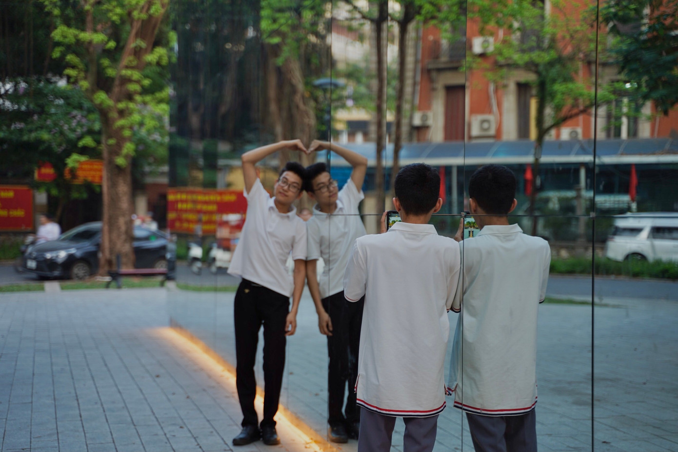 Sự phản chiếu qua những tấm kính được các bạn trẻ tạo hình và lưu lại những khoảnh khắc thú vị, độc đáo.