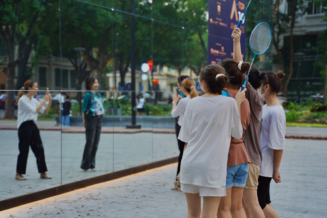 Các bạn trẻ thích thú cùng nhau chụp ảnh tại tấm gương phản chiếu khổng lồ này.