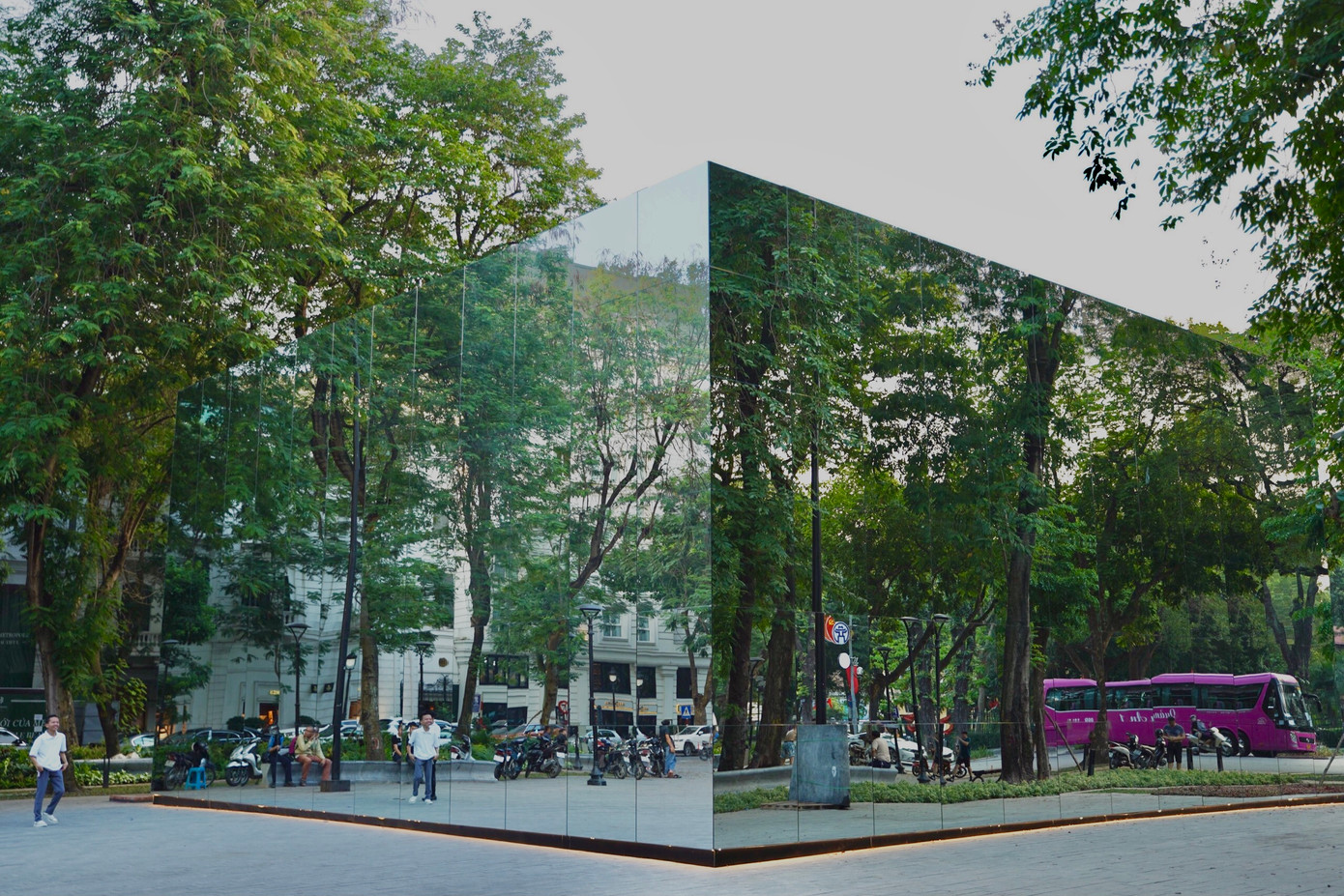 Không gian triển lãm hình vuông được thiết kế xung quanh đài phun nước Con Cóc hình tròn tại vườn hoa Diên Hồng bằng những bộ giàn giáo Ringlock, thế hệ giàn giáo mới nhất, kết hợp với đường dẫn bằng gạch chỉ xếp nghiêng theo truyền thống.