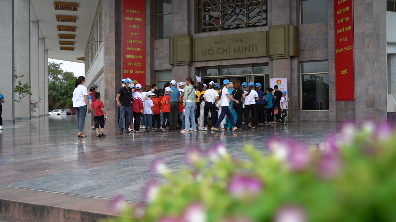 Triển lãm thu hút đông đảo mọi người tới tham quan và thưởng thức, trong đó đa phần là các bạn học sinh tới từ các trường trong và ngoài địa bàn Hà Nội.