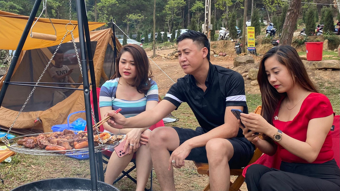 Anh Dương Huy Trường, một nhân viên văn phòng chia sẻ: “Thời gian vừa rồi do dịch bệnh kéo dài nên cả gia đình không có cơ hội ra ngoài trải nghiệm. Đợt này tranh thủ cuối tuần, mình đưa mọi người đến đây. Thứ nhất là ngắm cảnh, thứ hai là đi chơi, giao lưu và ăn uống cùng gia đình. Ở đây không khí trong lành và "sơn thuỷ hữu tình", đáng sống và đáng để hưởng thụ.” Anh Dương Huy Trường, một nhân viên văn phòng chia sẻ: “Thời gian vừa rồi do dịch bệnh kéo dài nên cả gia đình không có cơ hội ra ngoài trải nghiệm. Đợt này tranh thủ cuối tuần, mình đưa mọi người đến đây. Thứ nhất là ngắm cảnh, thứ hai là đi chơi, giao lưu và ăn uống cùng gia đình. Ở đây không khí trong lành và "sơn thuỷ hữu tình", đáng sống và đáng để hưởng thụ.”