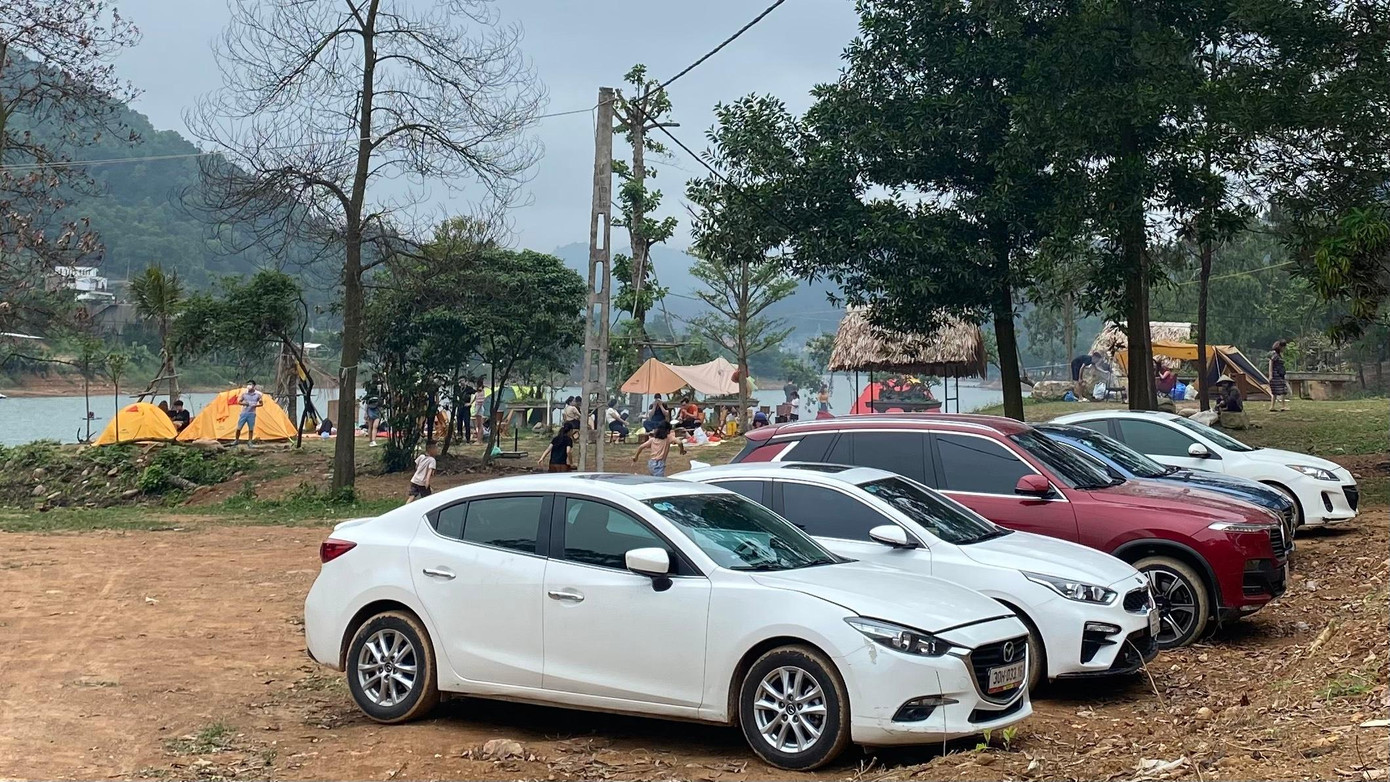 Nhiều gia đình, các công ty cũng tới đây tổ chức vui chơi, team building và thưởng thức tiệc nướng ngoài trời. Ngoài cắm trại, người tới tham quan có thể thuê cần câu, thuyền phao, kayak, SUP... để trải nghiệm hoặc lựa chọn đạp xe, chạy bộ quanh khu vực hồ. Nhiều gia đình, các công ty cũng tới đây tổ chức vui chơi, team building và thưởng thức tiệc nướng ngoài trời. Ngoài cắm trại, người tới tham quan có thể thuê cần câu, thuyền phao, kayak, SUP... để trải nghiệm hoặc lựa chọn đạp xe, chạy bộ quanh khu vực hồ.