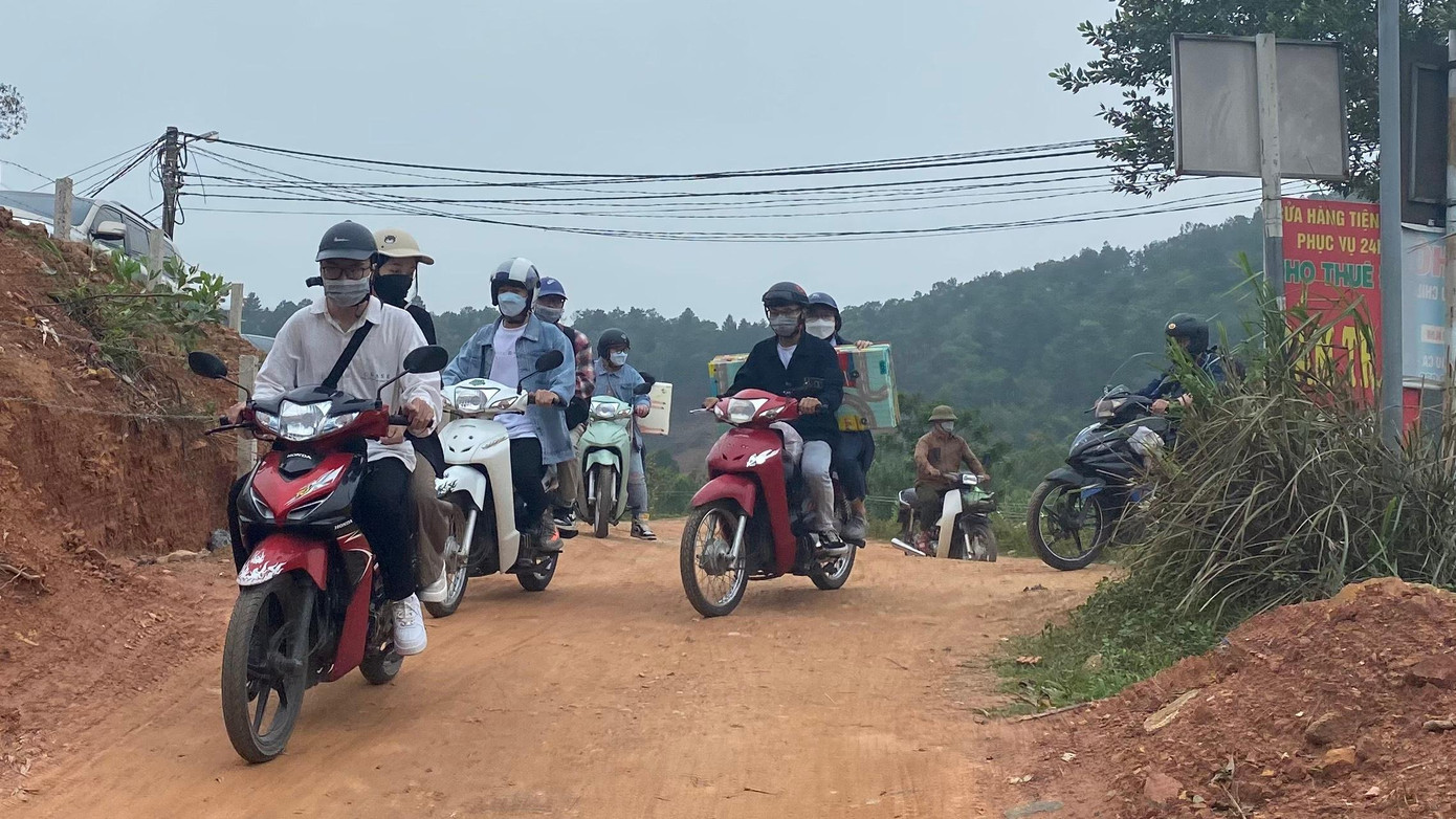'Nam thanh nữ tú' mang theo đồ đạc chuẩn bị cắm trại cuối tuần tại Hồ Đồng Đò 'Nam thanh nữ tú' mang theo đồ đạc chuẩn bị cắm trại cuối tuần tại Hồ Đồng Đò