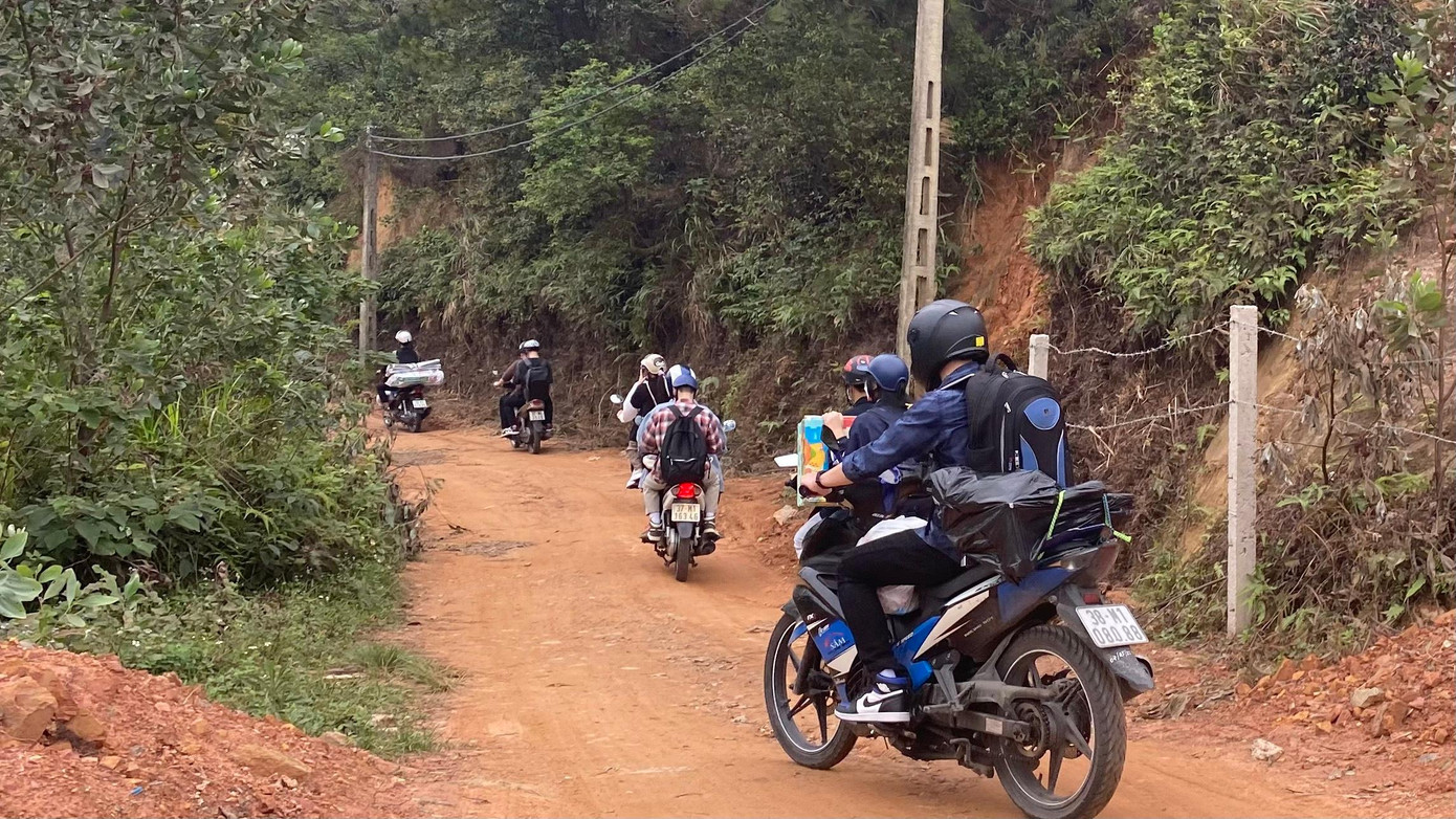 'Nam thanh nữ tú' thường đem theo lều trại và đồ ăn để tự chế biến, vừa 'tự thưởng' một bữa ăn dân dã lại vừa được đắm mình trong khung cảnh thơ mộng, yên bình tại đây. 'Nam thanh nữ tú' thường đem theo lều trại và đồ ăn để tự chế biến, vừa 'tự thưởng' một bữa ăn dân dã lại vừa được đắm mình trong khung cảnh thơ mộng, yên bình tại đây.