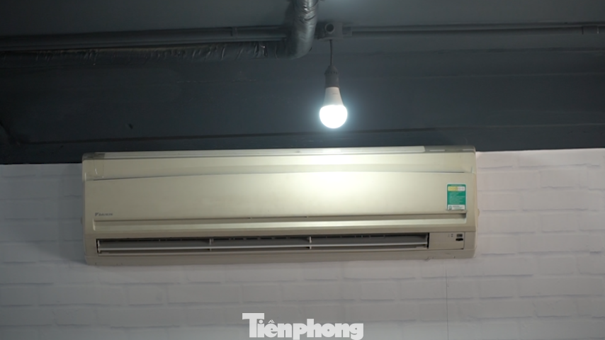 Điều hòa mát lạnh giúp các cửa hàng tiện lợi tại Hà Nội đắt khách những ngày gần đây.