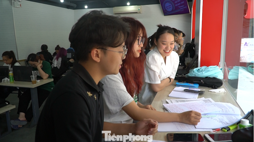 "Chạy trốn” phòng trọ chật hẹp và ngột ngạt, nhiều bạn sinh viên chọn cách học nhóm tại cửa hàng tiện lợi.