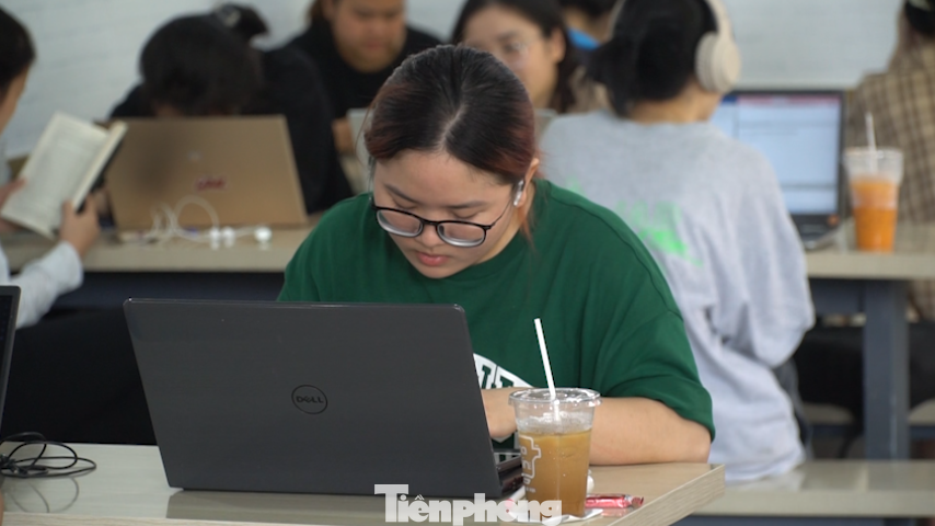 Chỉ cần bỏ ra 10.000 - 20.000 đồng mua đồ uống, các bạn sinh viên có thể ngồi cả buổi để học bài...