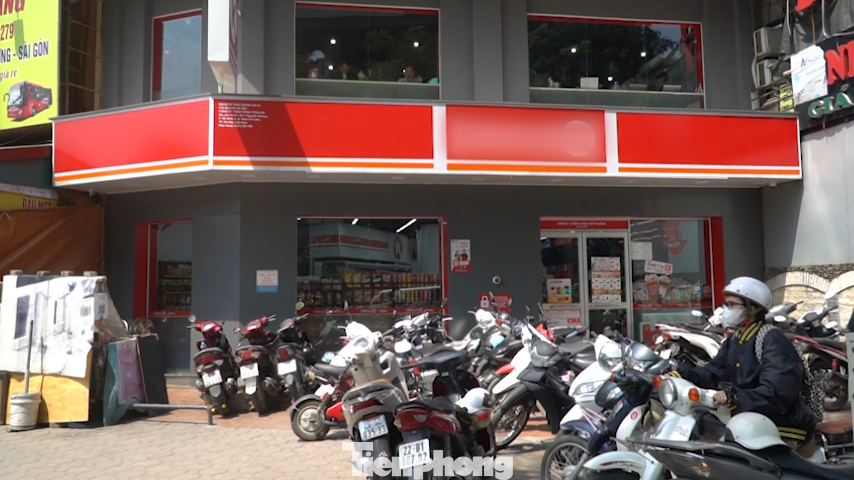 Những cửa hàng tiện lợi được trang bị điều hòa mát lạnh là điểm đến hàng đầu của nhiều sinh viên thời gian gần đây.