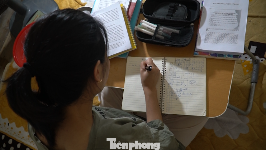 Do đợt nắng nóng hiện tại trùng với thời điểm thi cuối kỳ của nhiều trường đại học tại Hà Nội nên sinh viên không thể về quê tránh nóng.