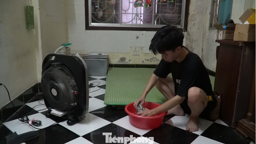 Cứ cách 30 phút lại phải lau chiếu một lần để làm mát không gian nghỉ ngơi.