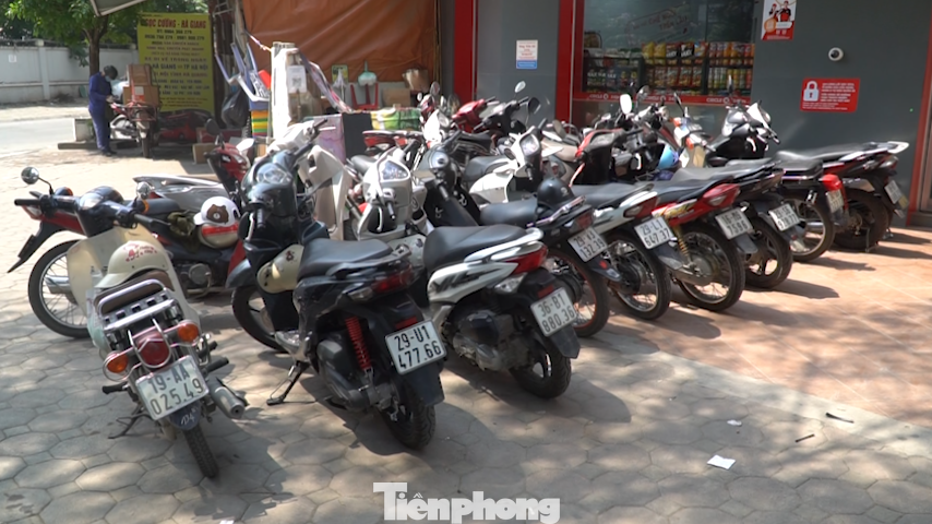 Lượng xe máy phủ kín mặt sân trước một cửa hàng tiện lợi tại đường Nguyễn Hoàng (quận Nam Từ Liêm).