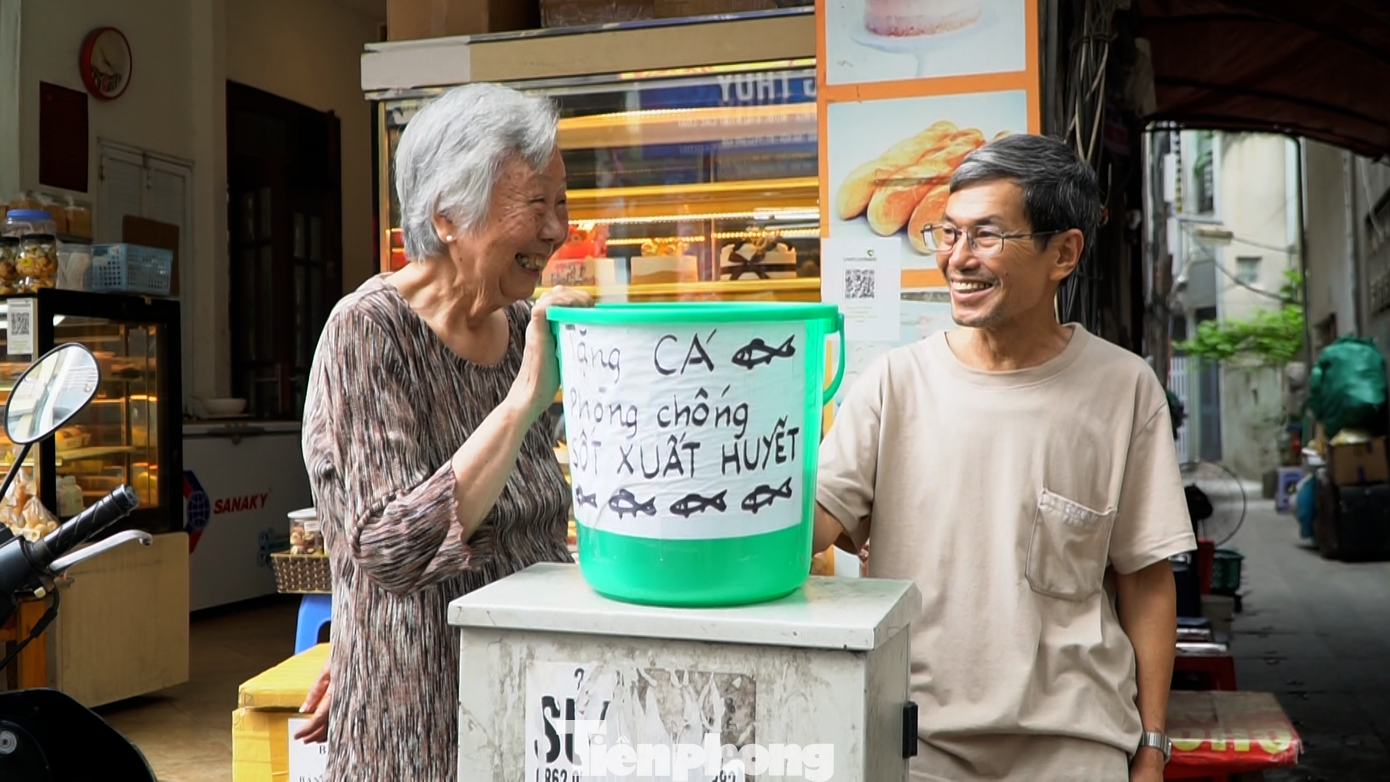Cụ Mỹ chia sẻ, niềm vui của cụ là có thể góp phần phòng chống dịch bệnh bùng phát trong cộng đồng.
