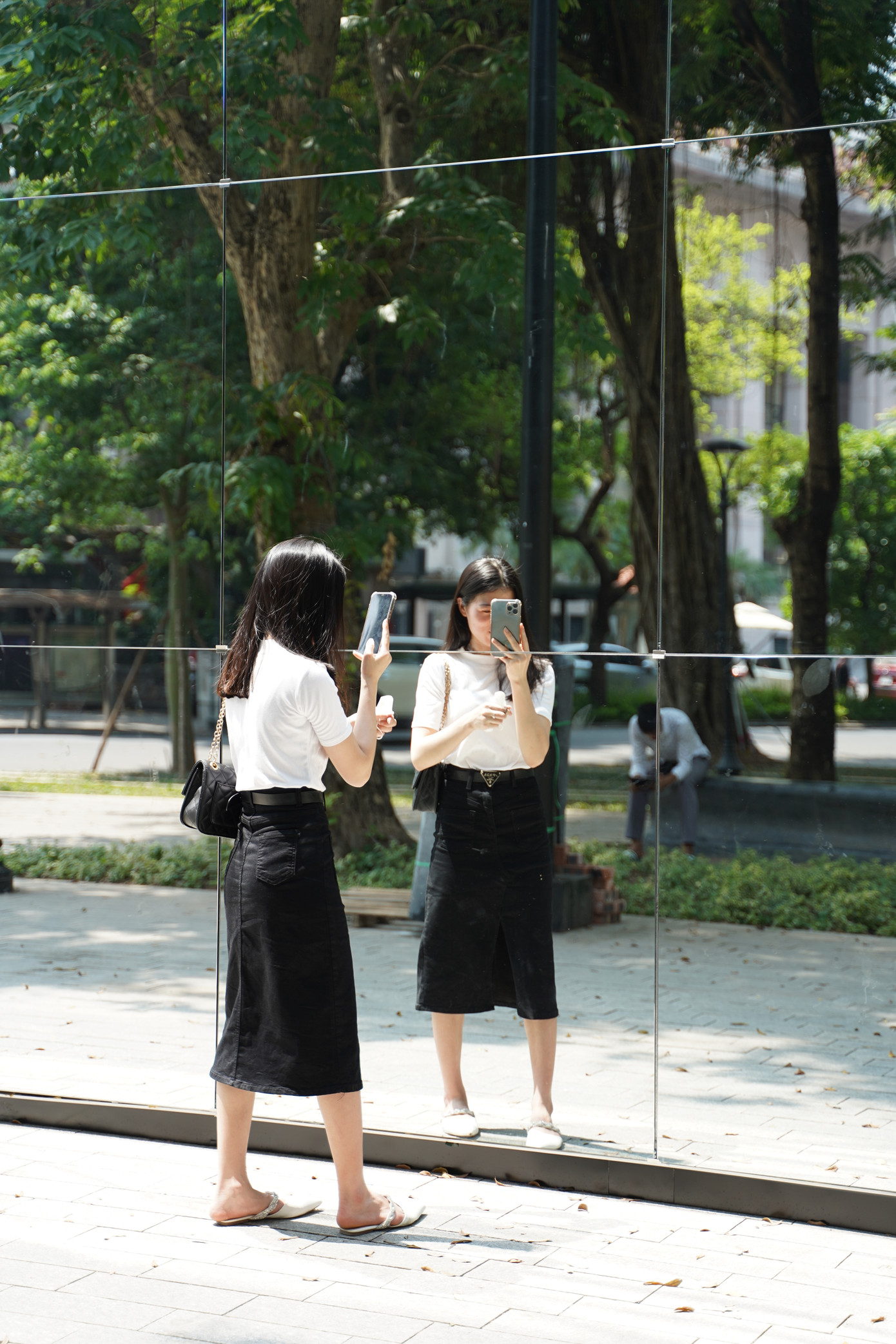 Thiết kế phủ gương độc đáo bên ngoài không gian triển lãm đã thu hút sự chú ý của nhiều du khách và các bạn trẻ tới đây tham quan, chụp ảnh.