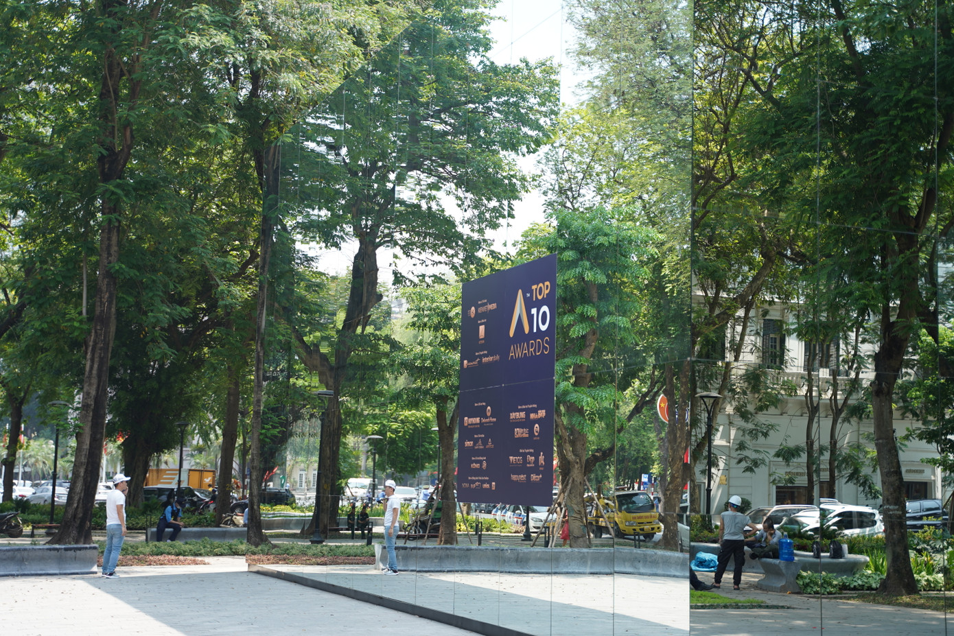 Triển lãm mang tên "Top 10 Awards Pavilion 2022 - Kiến trúc lấy con người làm trung tâm". Triển lãm có thiết kế gương kính 3D đặc biệt được trưng bày tại Vườn hoa Diên Hồng (Vườn hoa Con Cóc), Hoàn Kiếm, Hà Nội.