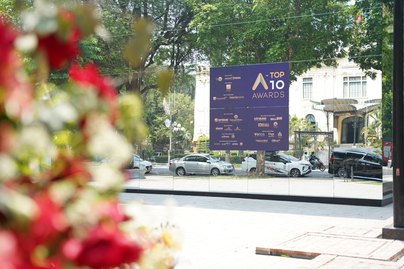 Công trình được bao quanh bởi hệ thống vách đứng khung thép và gương tạo hiệu ứng đặc biệt.