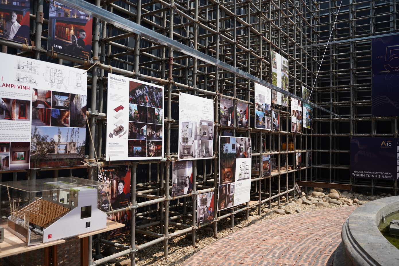 Phía bên trong không gian triển lãm là nơi trưng bày các công trình, sản phẩm đạt giải Top 10 Awards 2022.