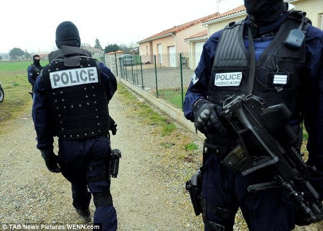 Khu vực xung quanh ngôi nhà nghi can bị bao vây chặt chẽ bởi cảnh sát vũ trang